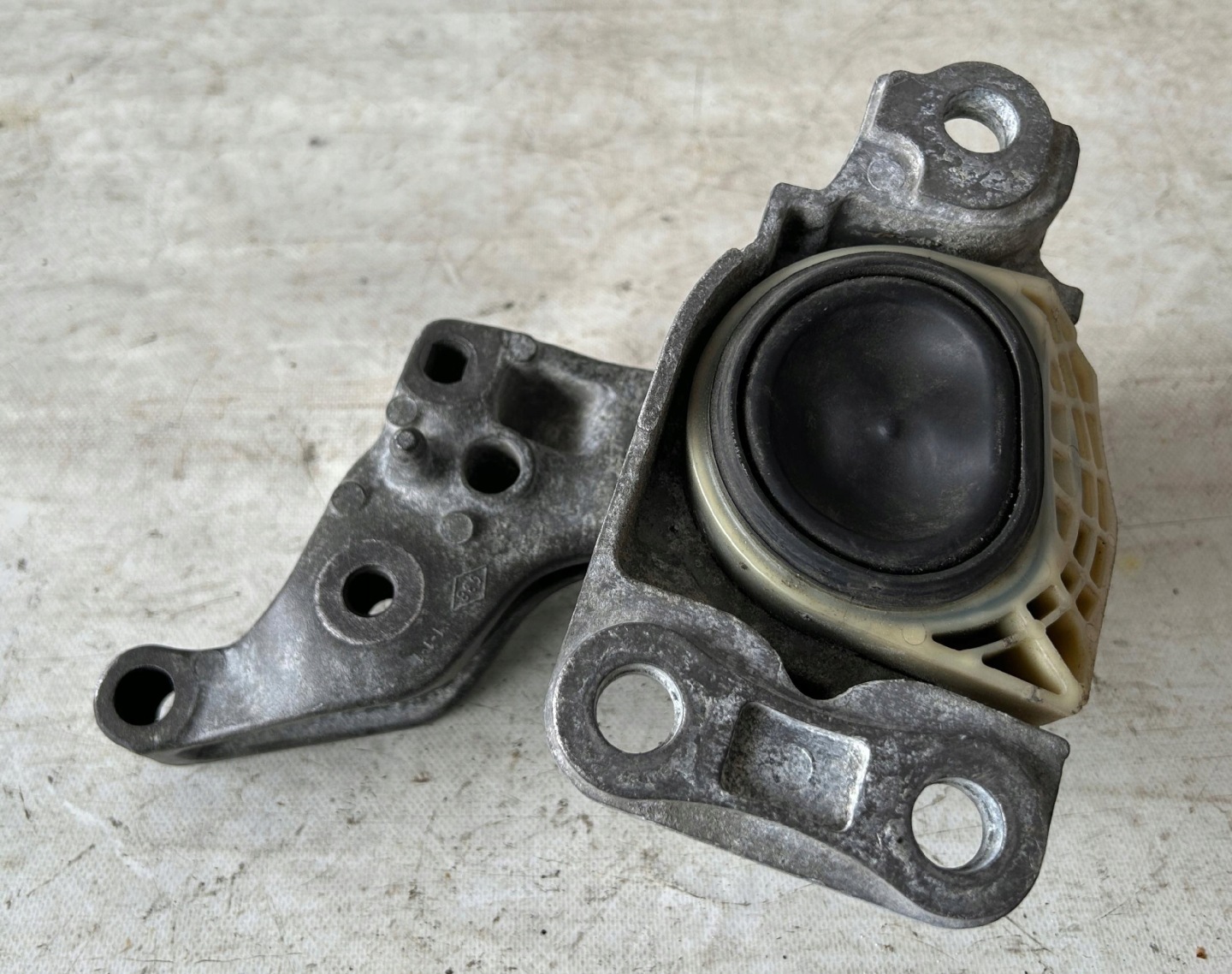 engine mount RENAULT 1.6 DCI 112841371R