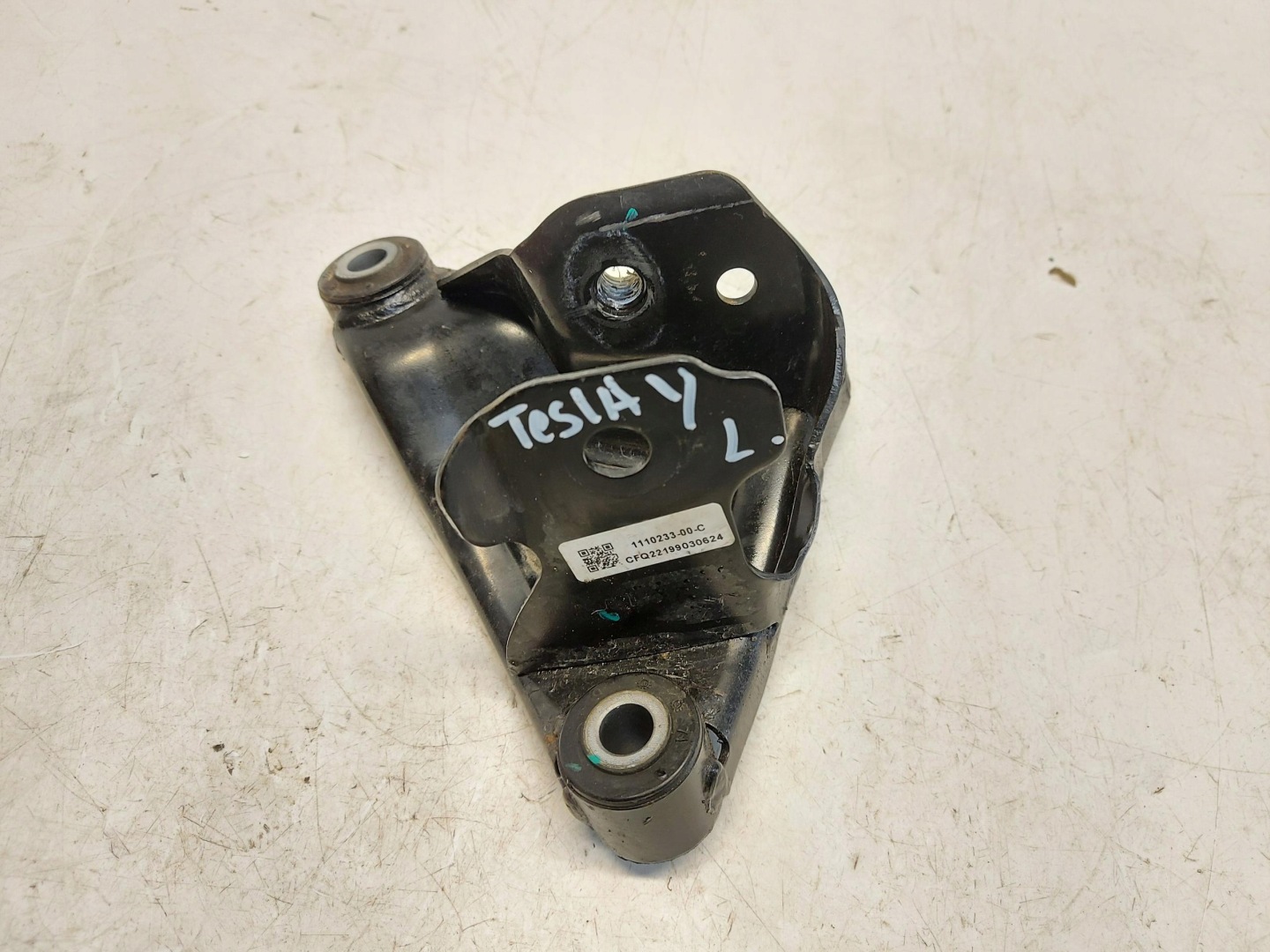 TESLA MODEL Y 2022r holder bracket holder left 1110233-00-C