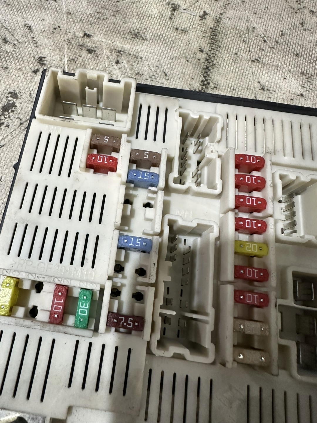 fuse box RENAULT MEGANE II 1.5DCI 8200481866