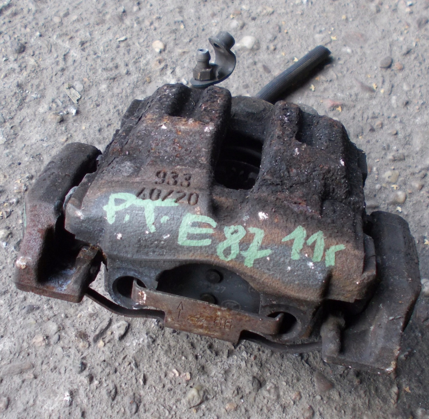 BMW E87 2.0 D 11R caliper right rear part