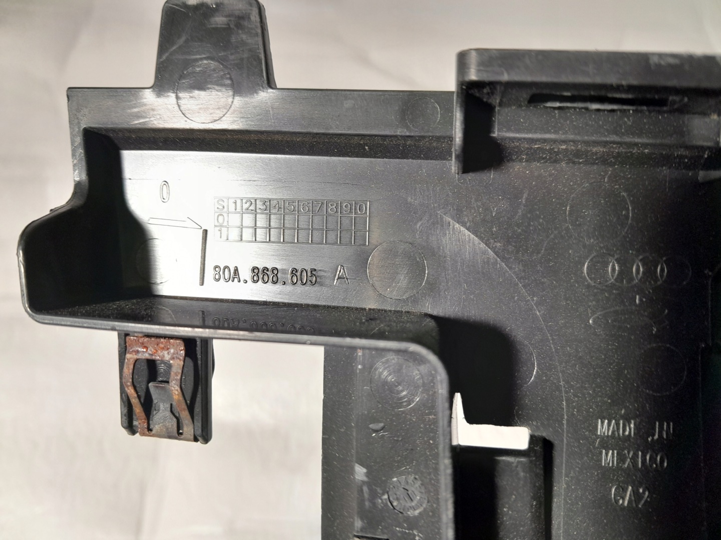 AUDI Q5 mřížka kryt stěny boční 80A868605A