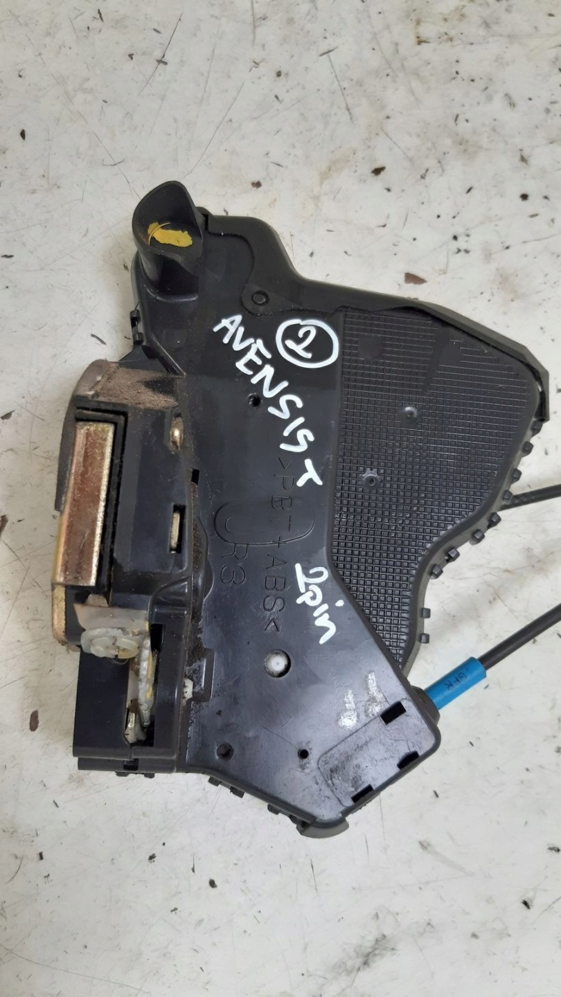 lock door front front right Toyota Avensis T25 1,8i