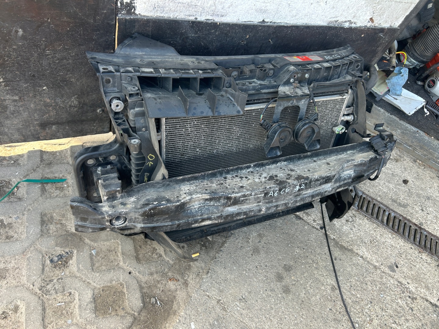 AUDI A6 C6 3,2 FSI support panel for radiators radiator