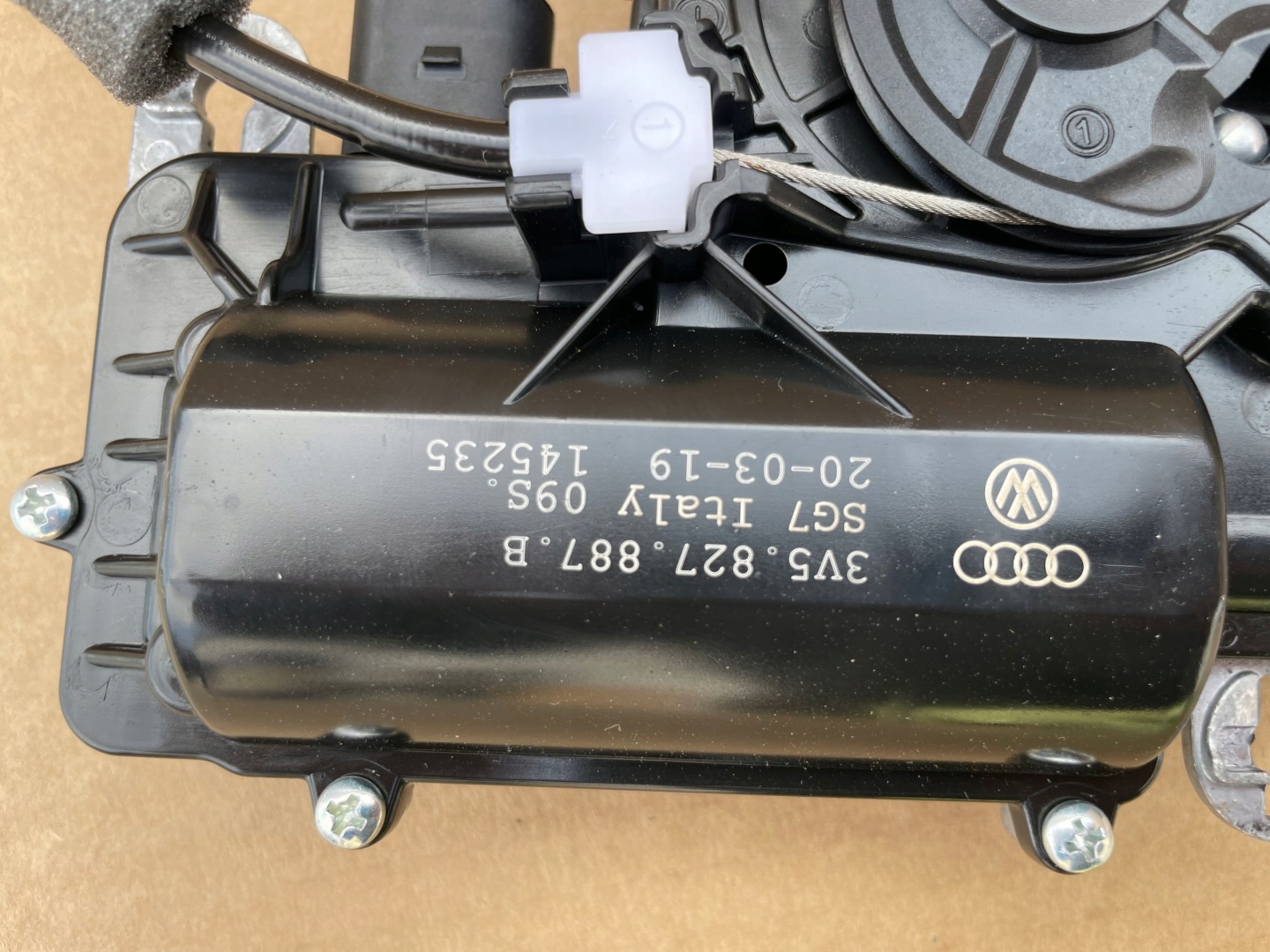 lock DOCIAG bonnet 3V5827887B 4M0827506D AUDI VW