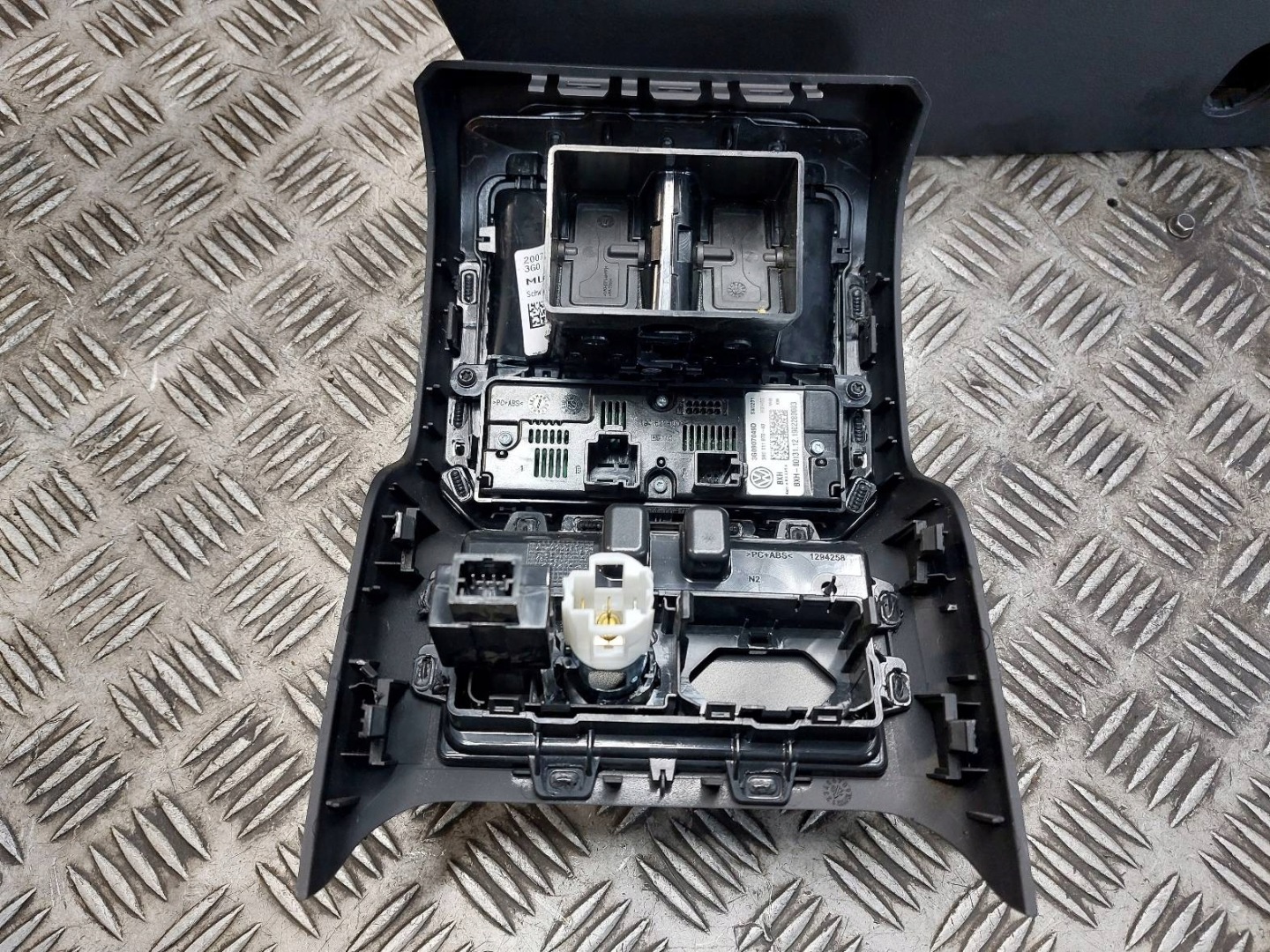 TUNEL central armrest VOLKSWAGEN PASSAT B8 LIFT 3G0907049D
