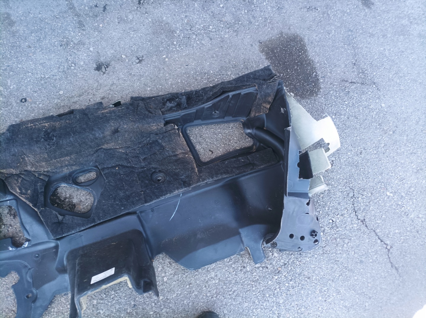 AUDI Q5 II soundproofing under the window 80B863947D