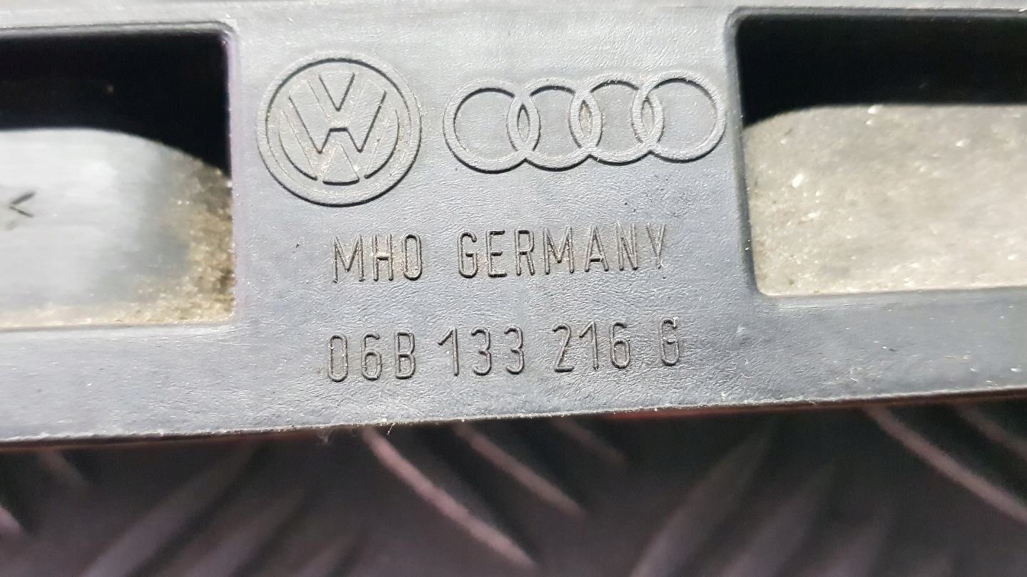 AUDI A4 B6 B7 2.0 B ALT intake manifold 06B133216G