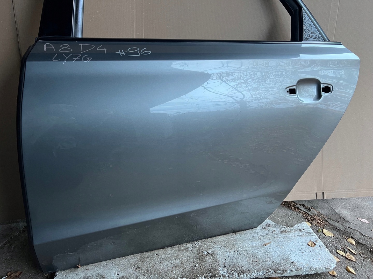 AUDI A8 D4 door left rear part left rear. KROTKIE LY7G