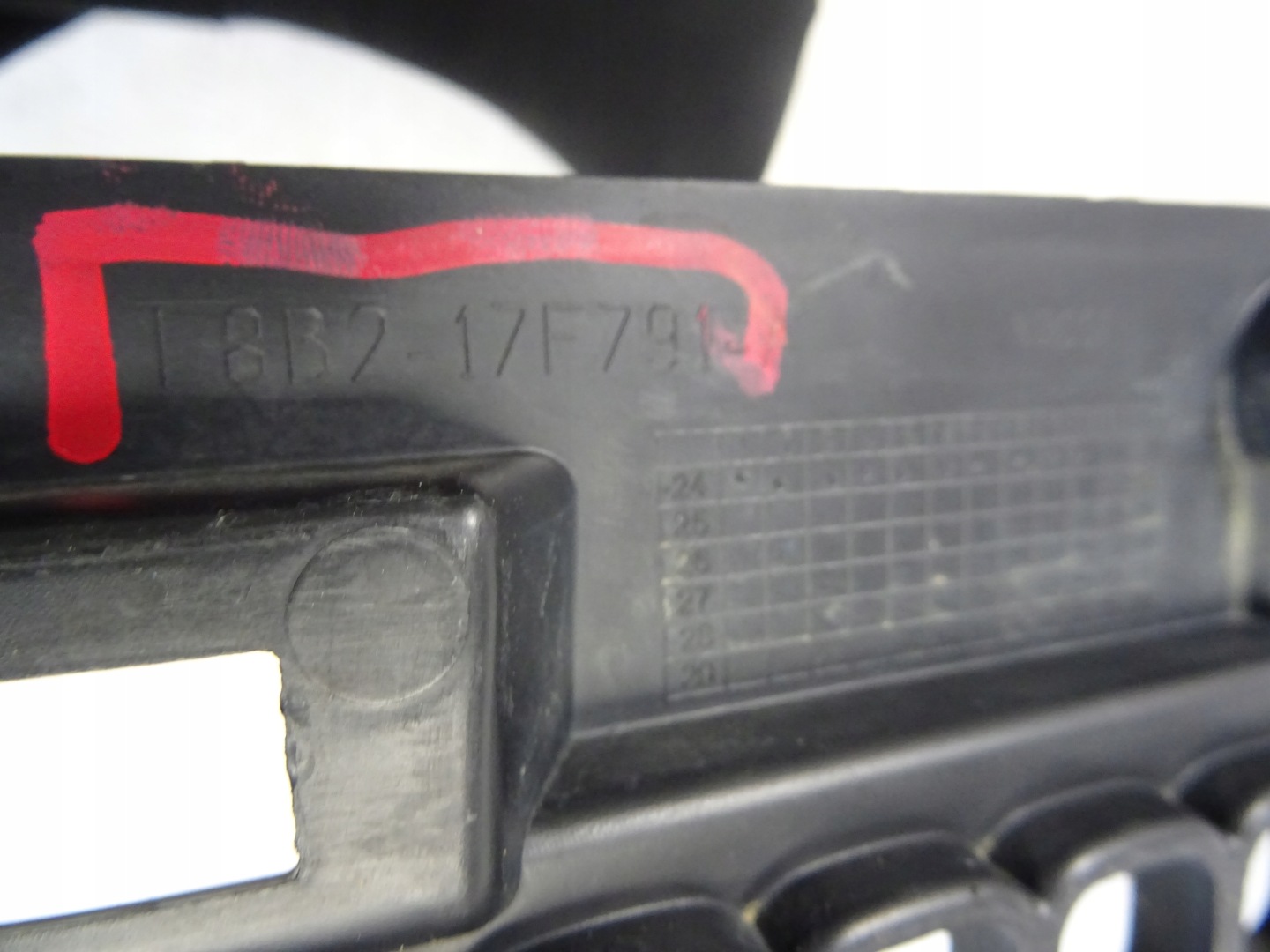 grid of a bumper front front central LAND ROVER DEFENDER L663