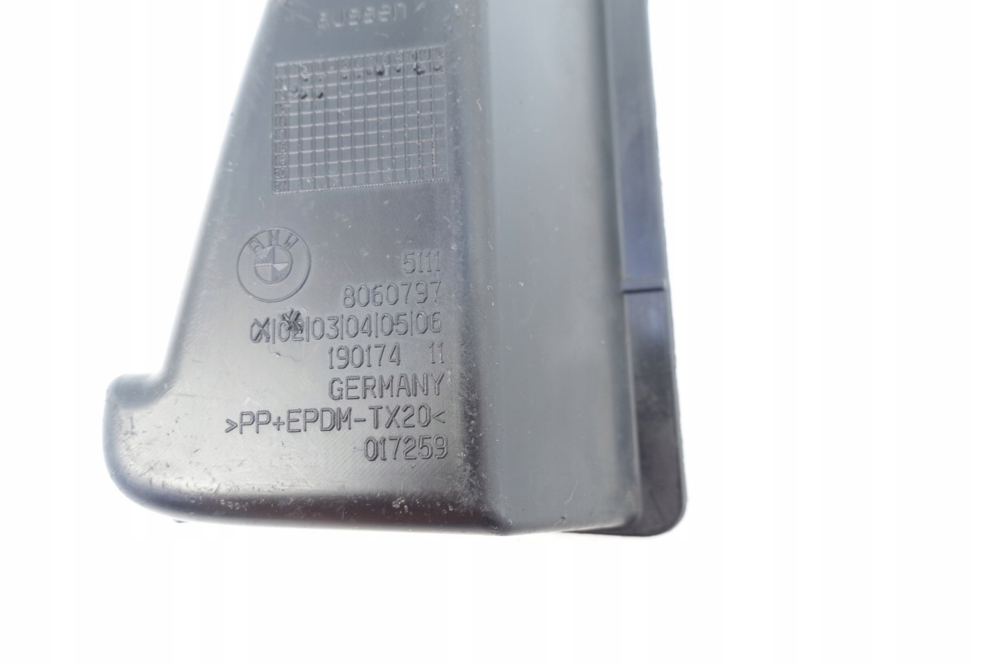grid of a bumper left front BMW 5 F10 8060797