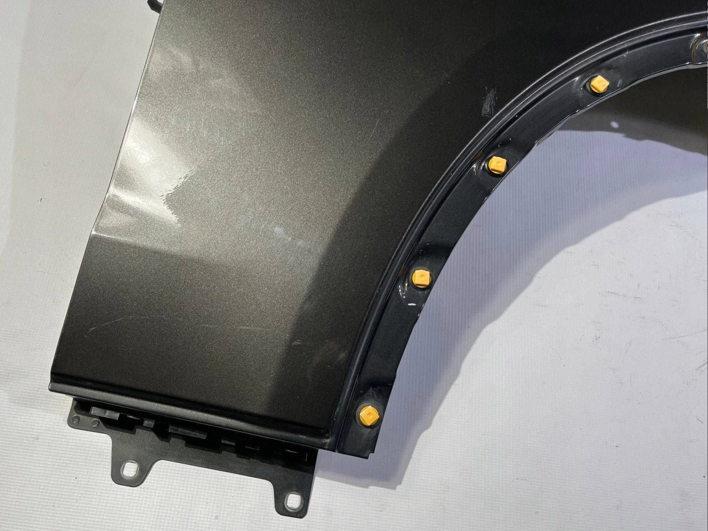 fender right front front Maserati Levante