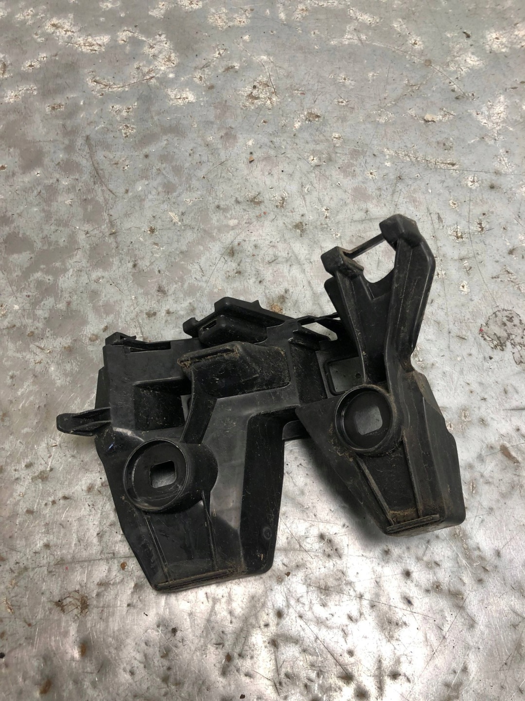bumper bracket right rear part VW PASSAT B8 KOMBI 3G9807484A