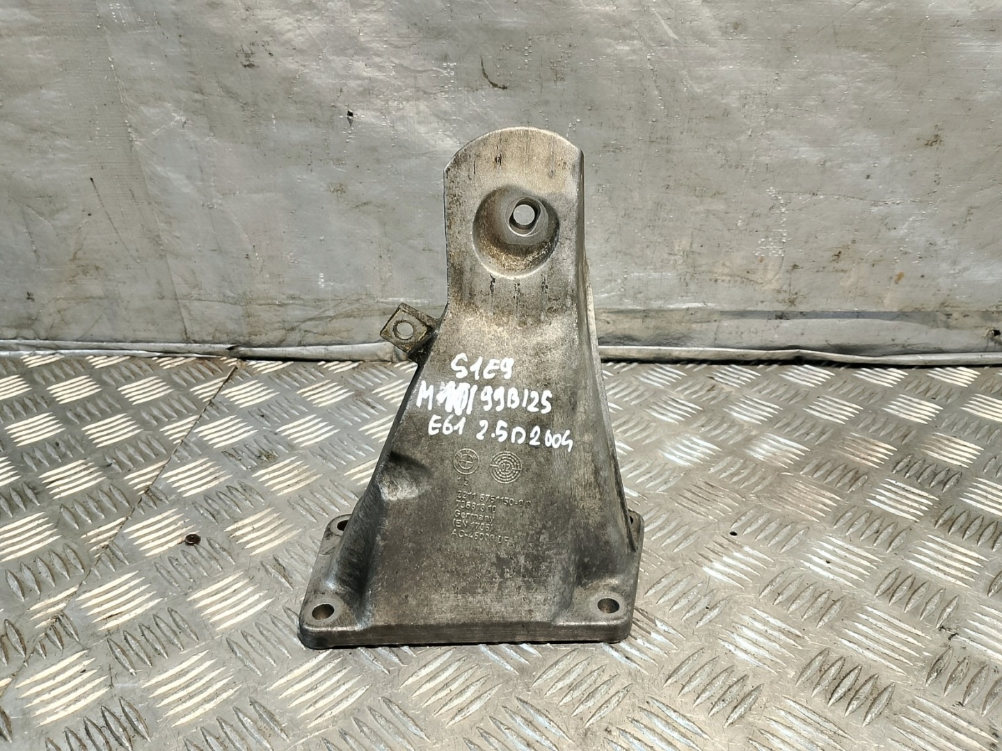 engine mount BMW E61 2.5 D 73681310