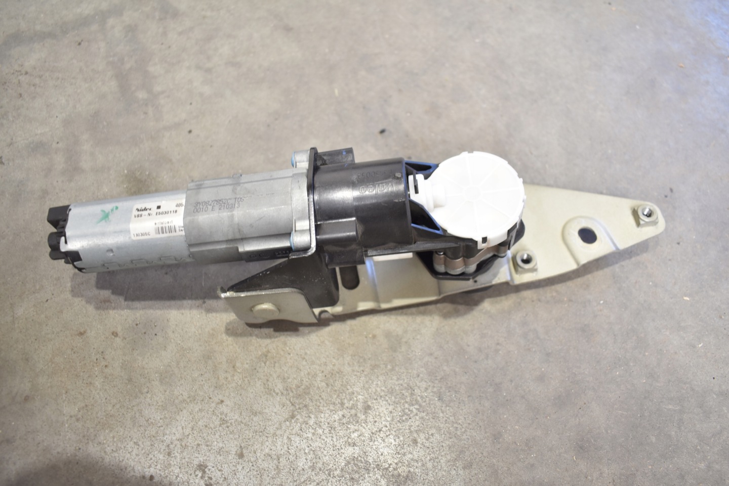 IDEALNY engine bonnet boot right + holder BENTLEY FLYING SPUR 15R. 1