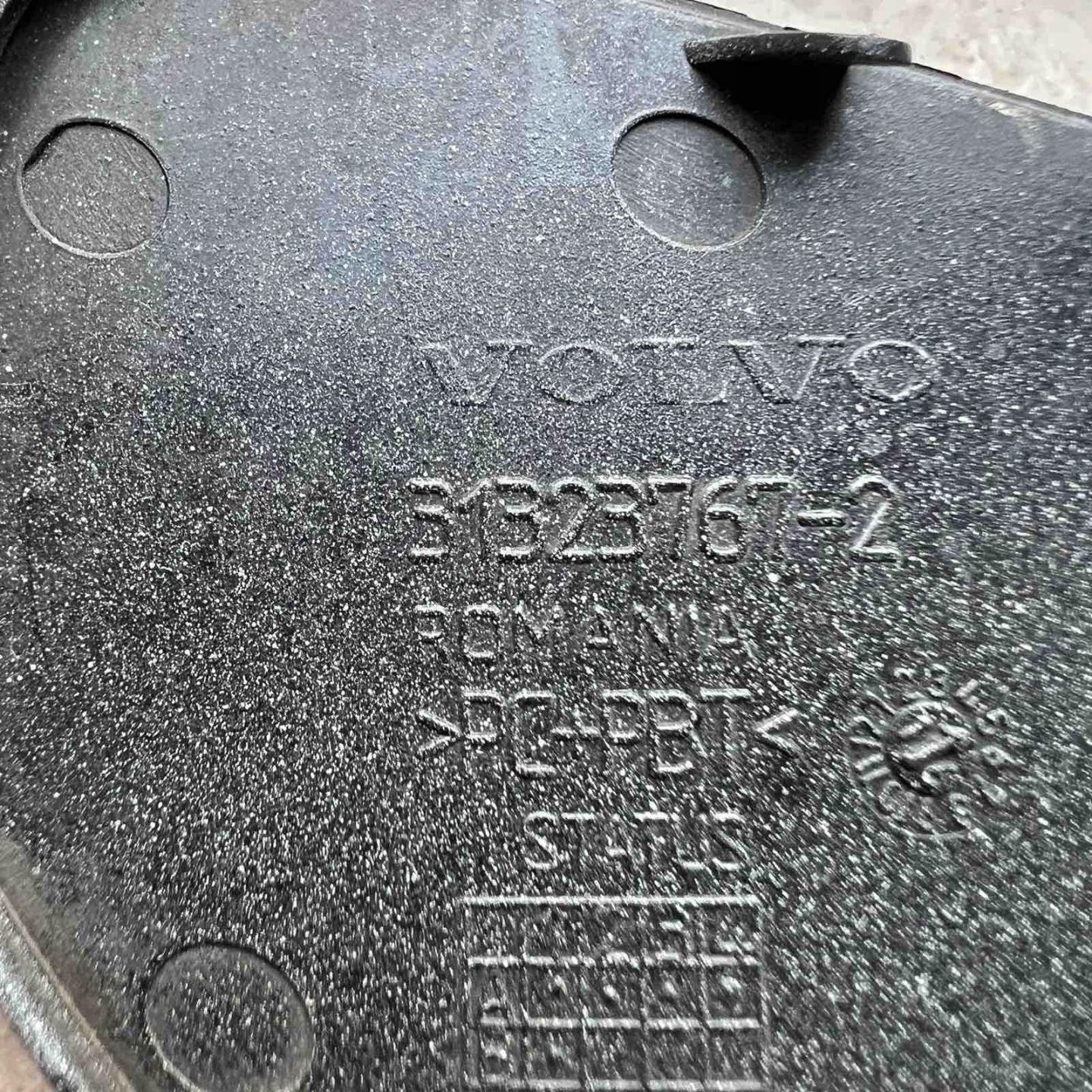 VOLVO XC60 13-17 LIFT towing hook cap front 313237671