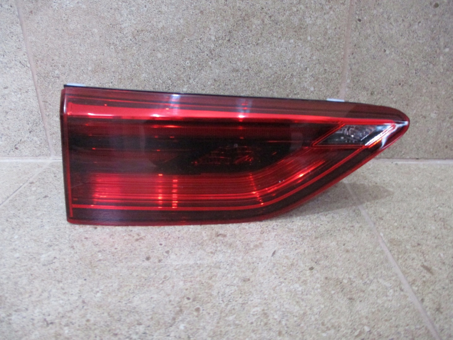 VW GOLF VIII 5H0 light left rear to the bonnet