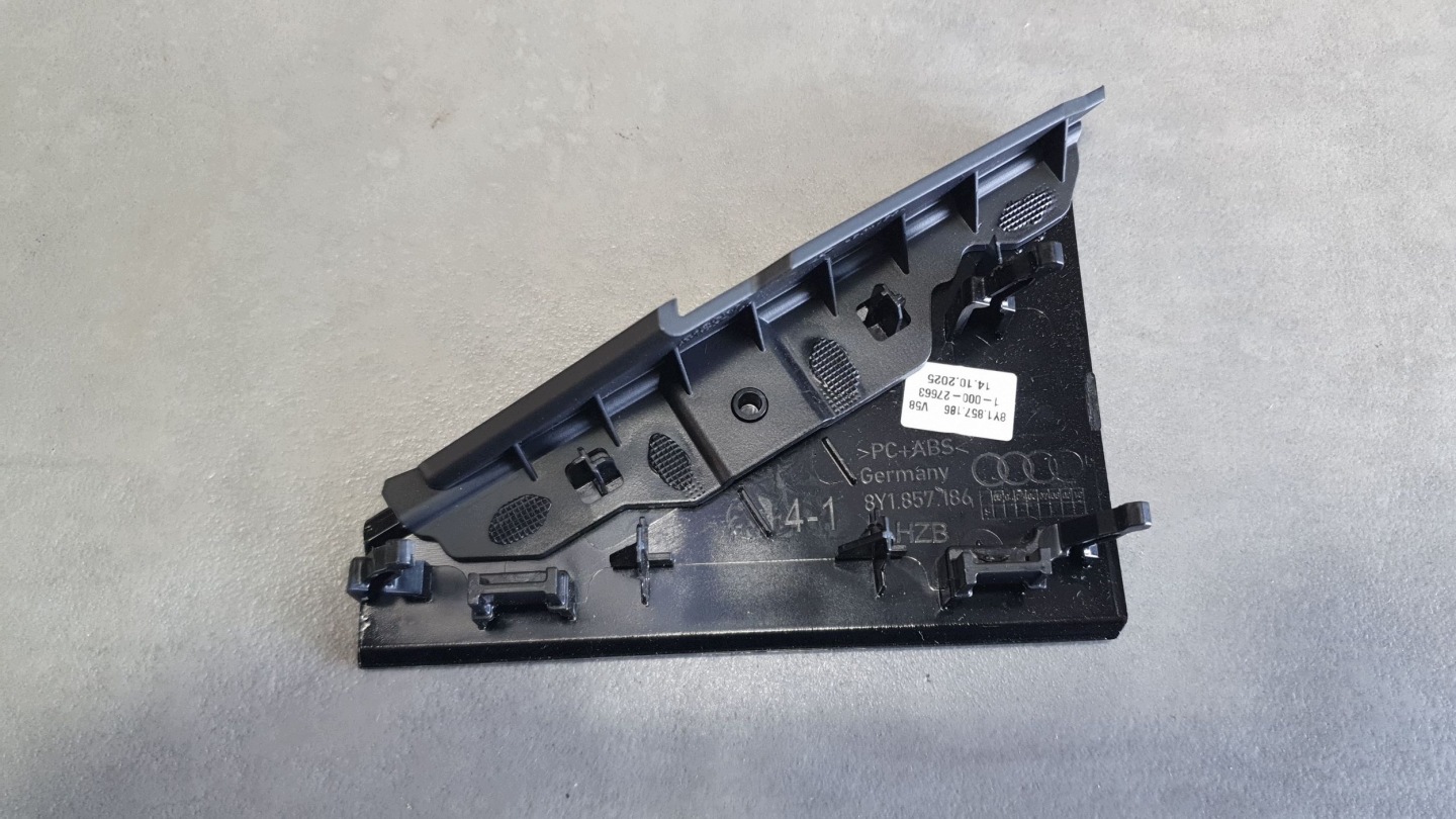 Audi A3 8Y fedél dekor deski 8Y1857186