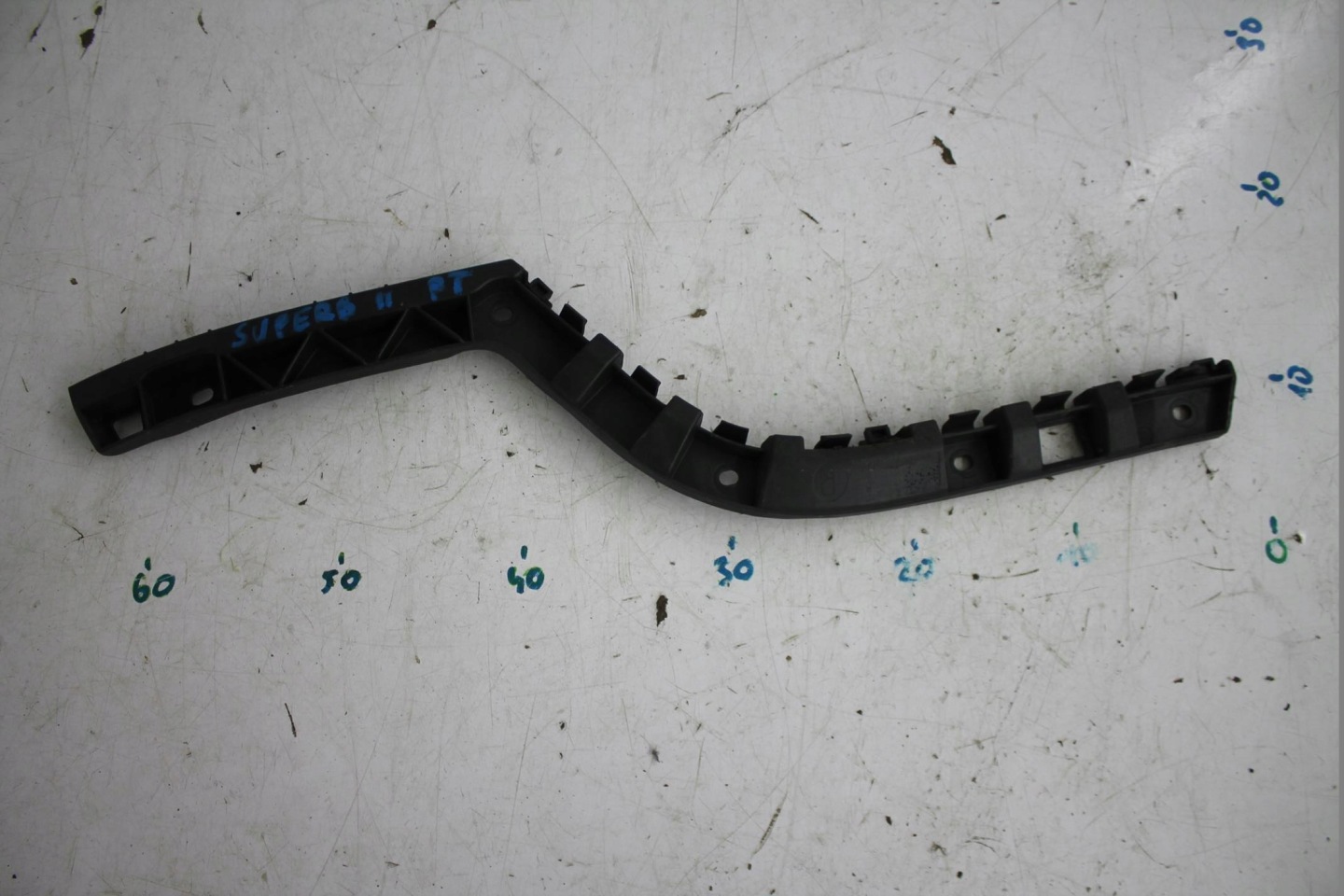 SUPPORT RIGHT REAR PART 3T5807394A SKODA SUPERB II LIFT