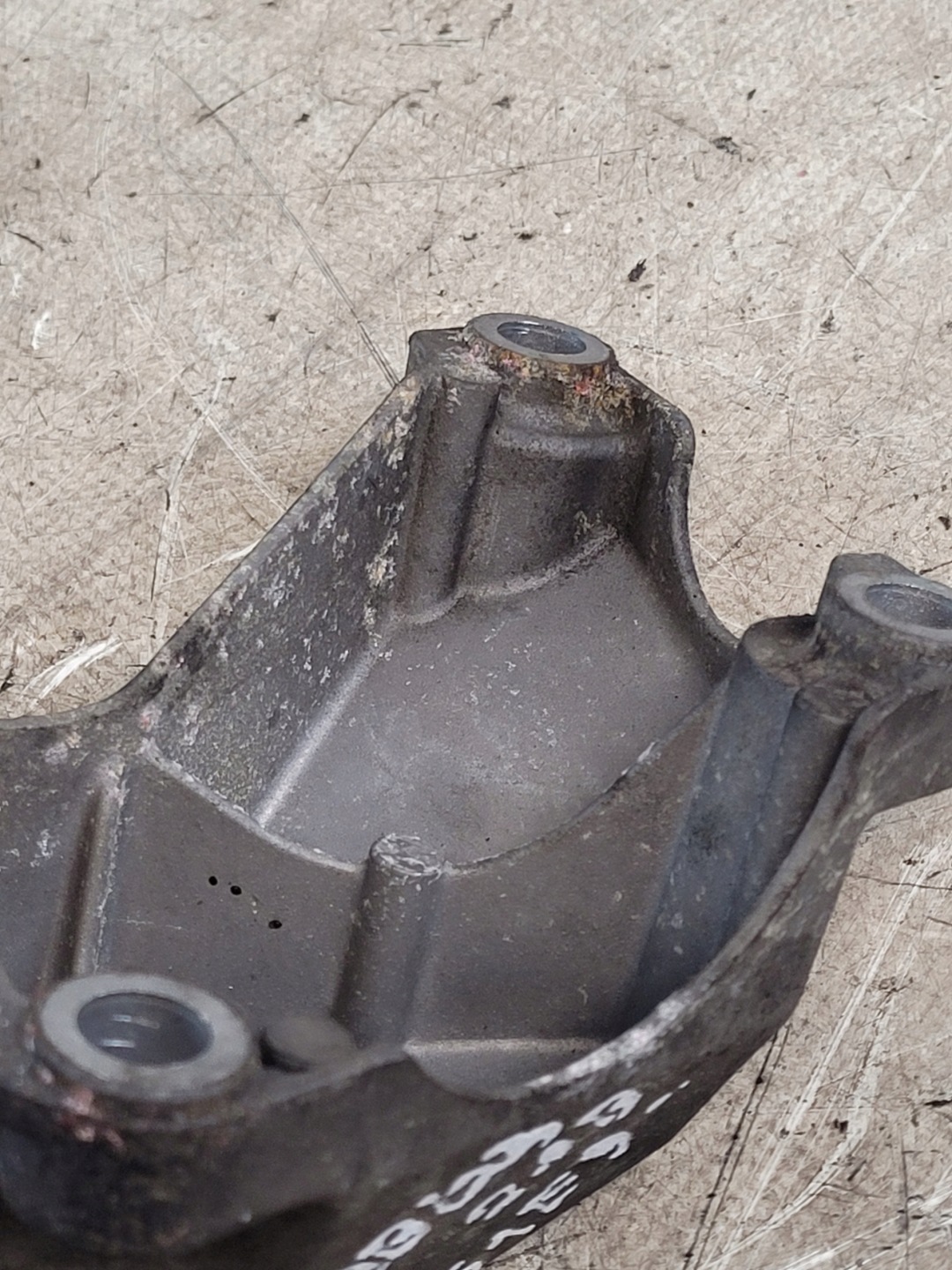 supporto staffa Motore OE 8E0199307A AUDI A4 B6 2.0B ALT 02r.