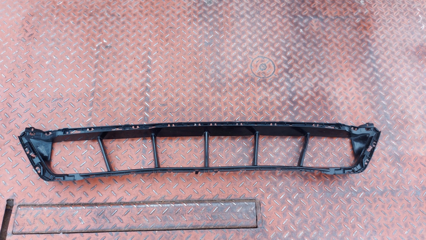 grid of a bumper central front front lower BMW 5 G60 G61 m-packet 22