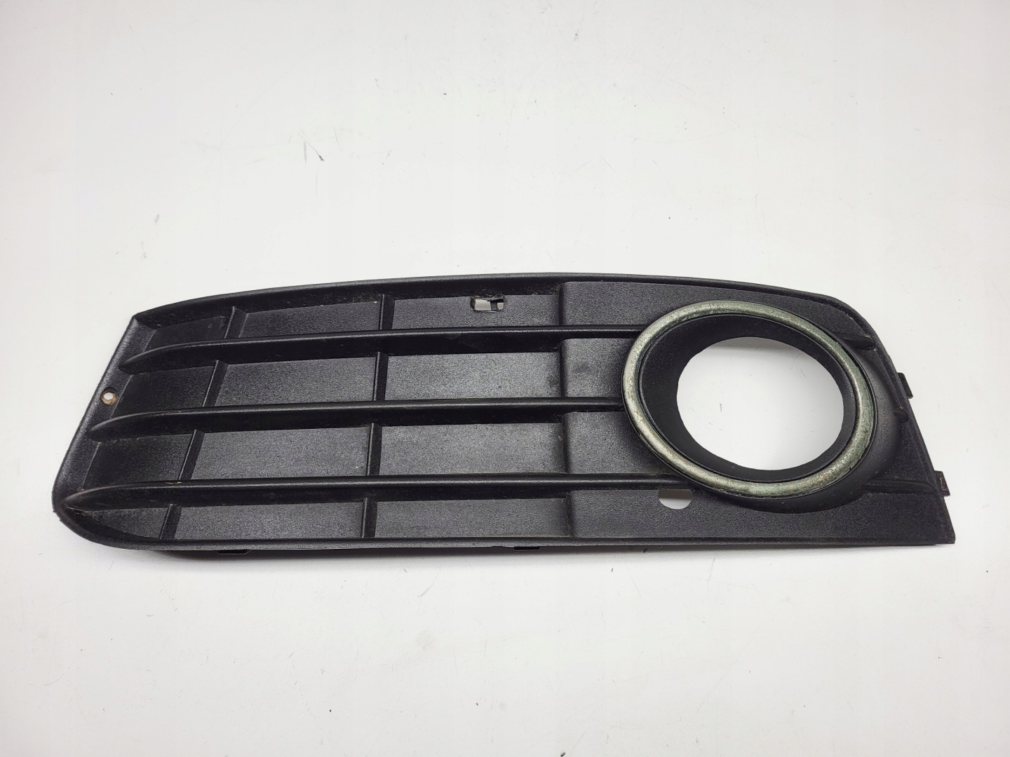 grid of a bumper AUDI A4 B8 left front 8KD807681 europa