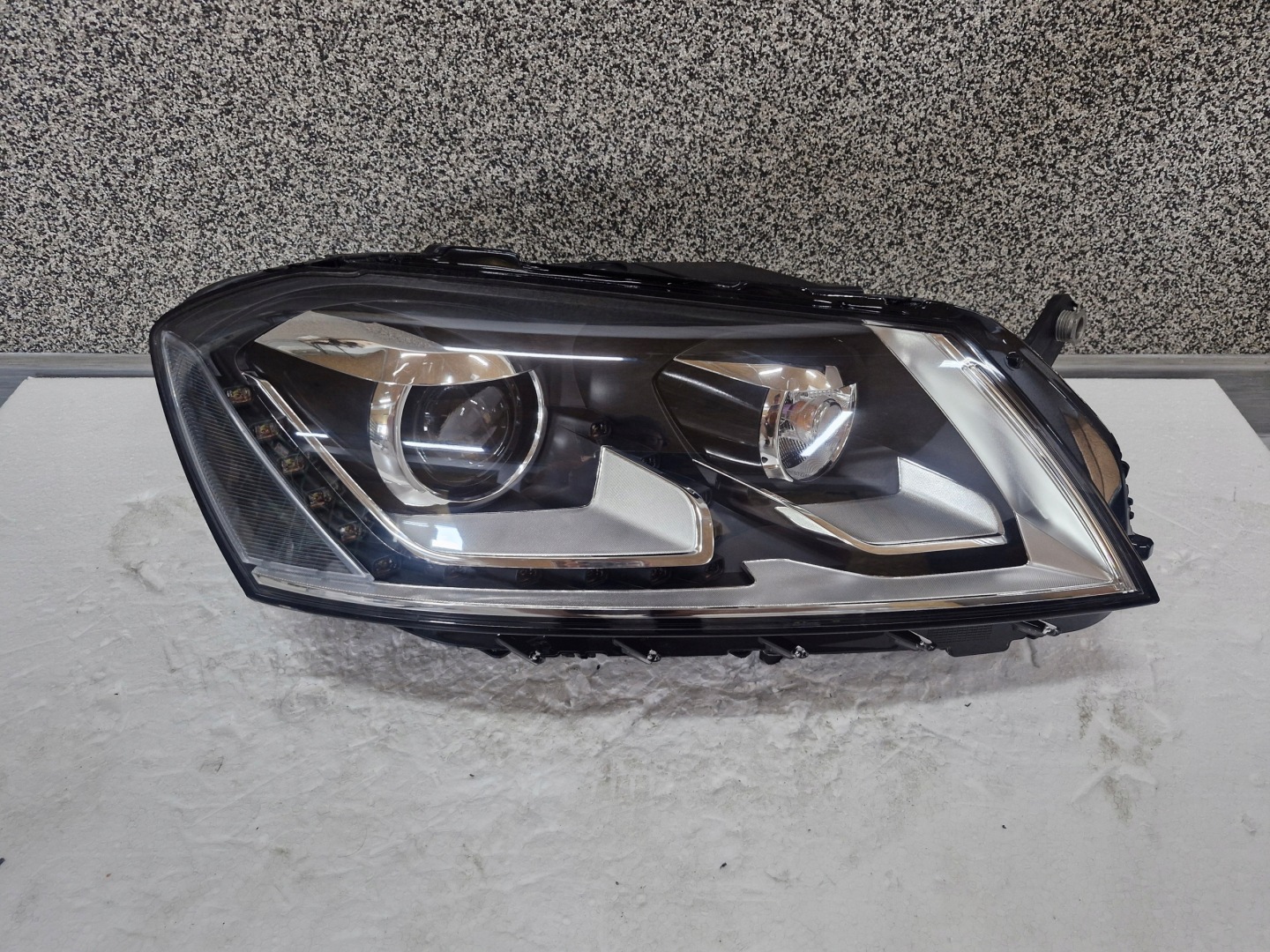 light right VW Passat B7 Bi-Xenon LED positioning