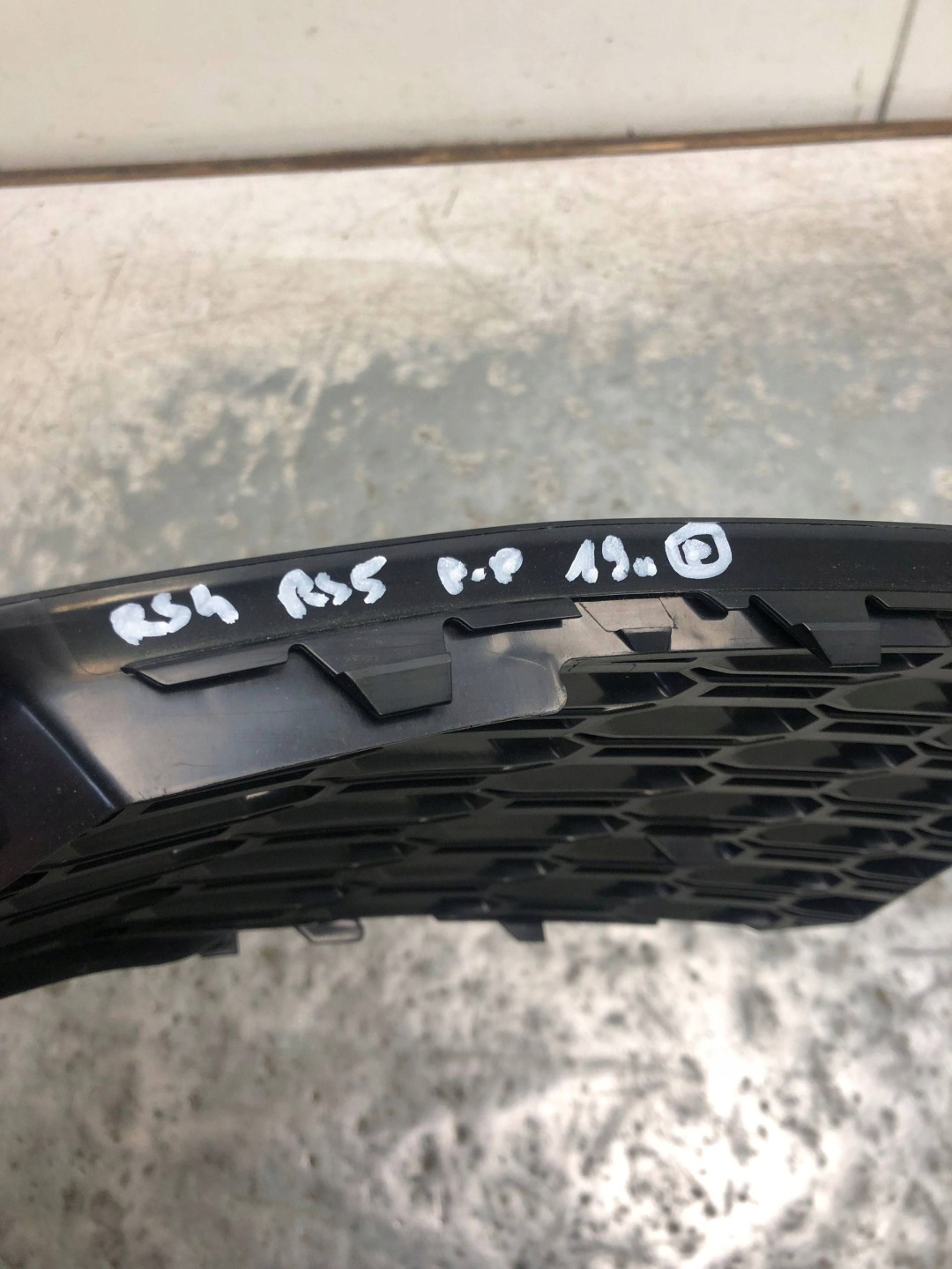 grid of a bumper right front AUDI RS4 RS5 8W6807682P