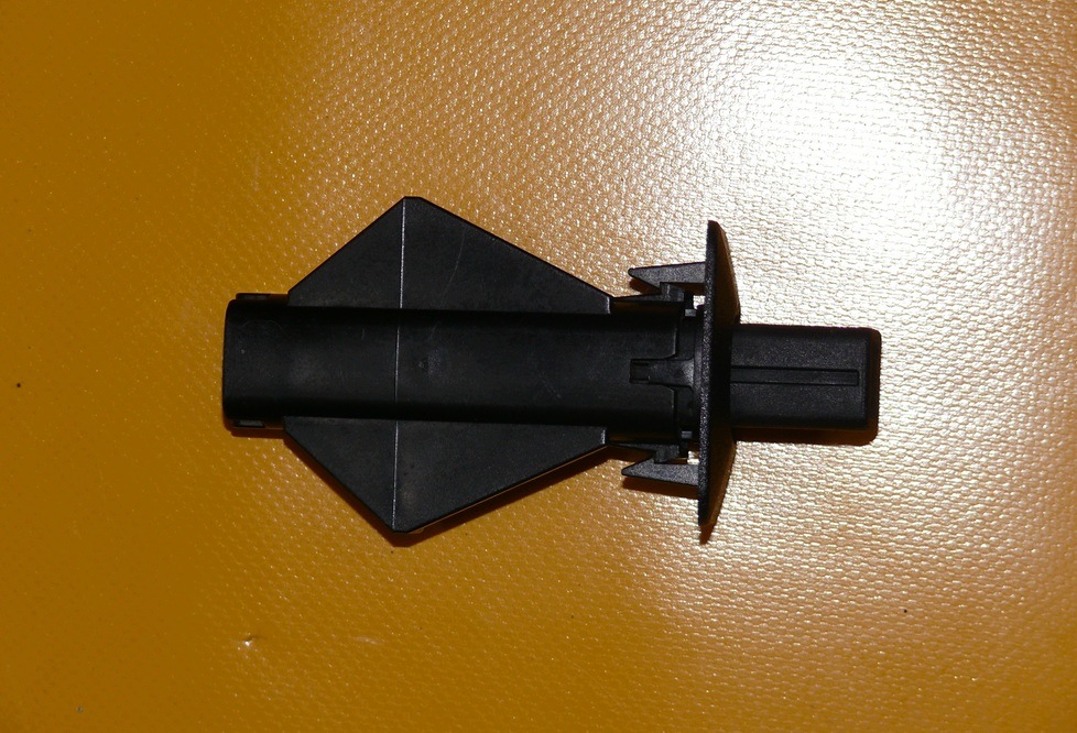 bracket holder boot MERCEDES E-class IV 4 W212 KOMBI 09-13 A2128100340