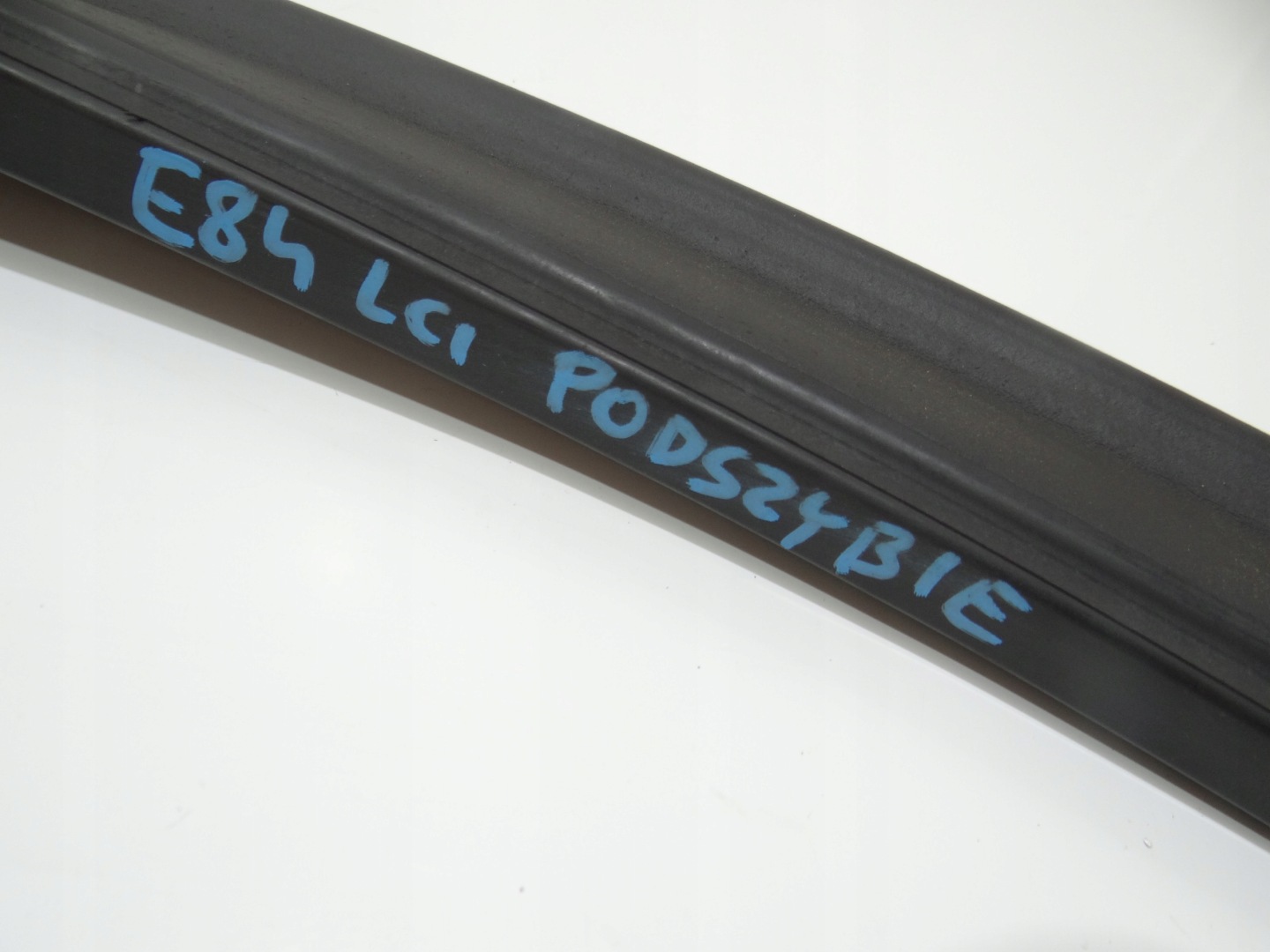 gasket under the window bonnets X1 E84 LCI 2990366