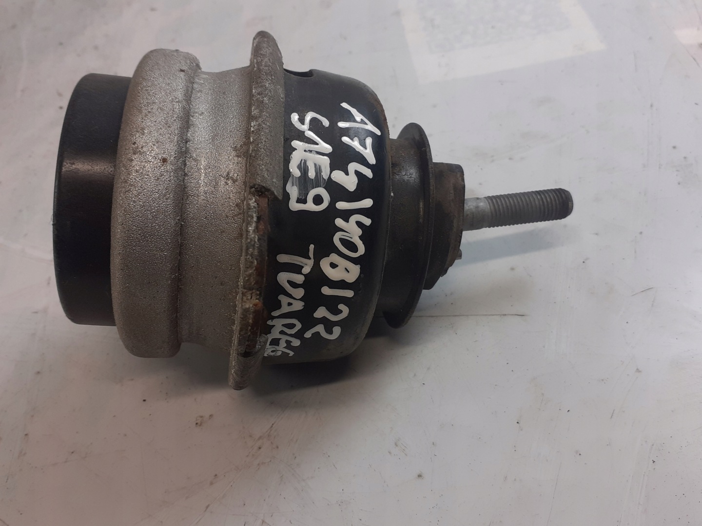 VW TOUAREG engine mount