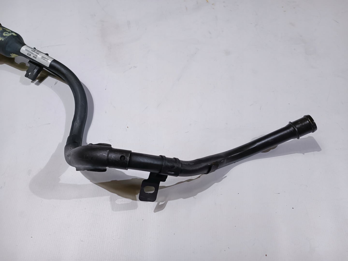 pipe fuel tank door Chevrolet Camaro 2016