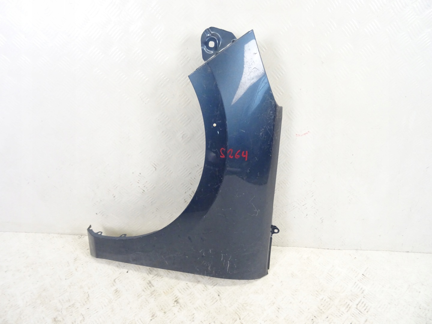 FORD FIESTA MK8 8 levý blatník předek přední