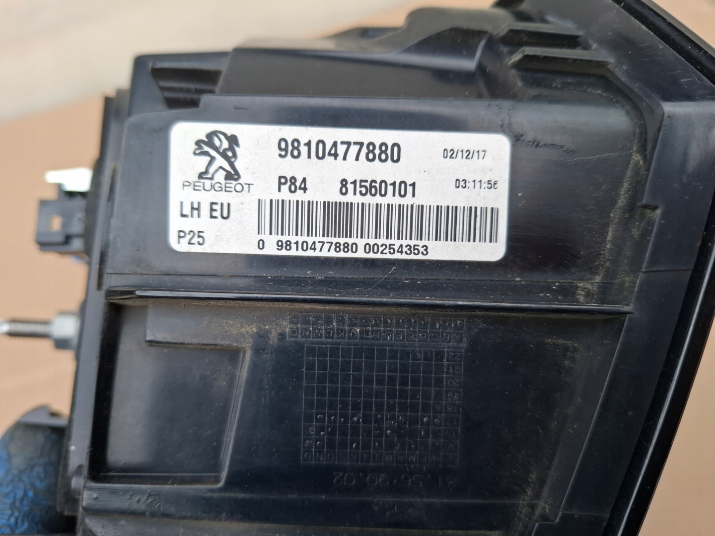 PEUGEOT 3008 II light rear part left 9810477880