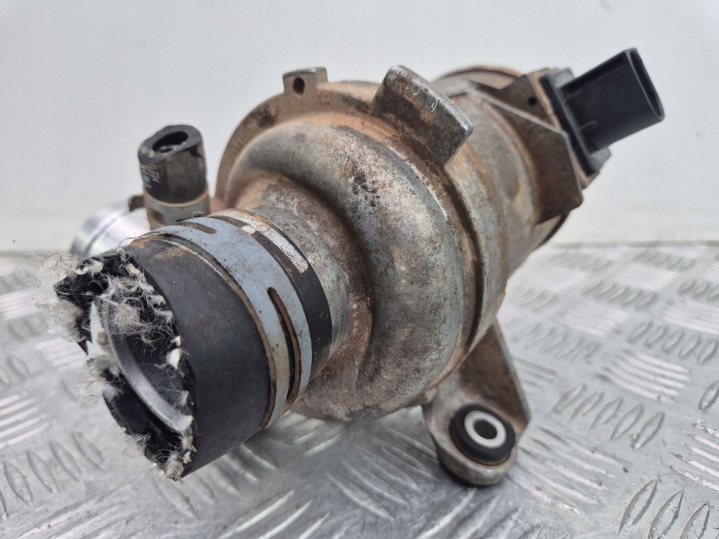 Mercedes C300 W205 water pump A2742000107