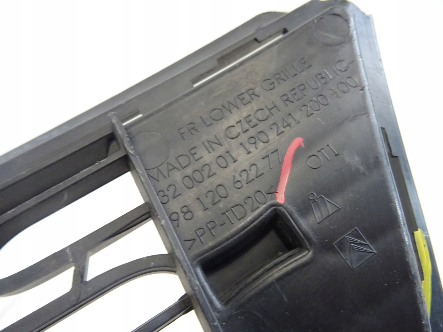 grid of a bumper front front central CITROEN C3 III 9812062277