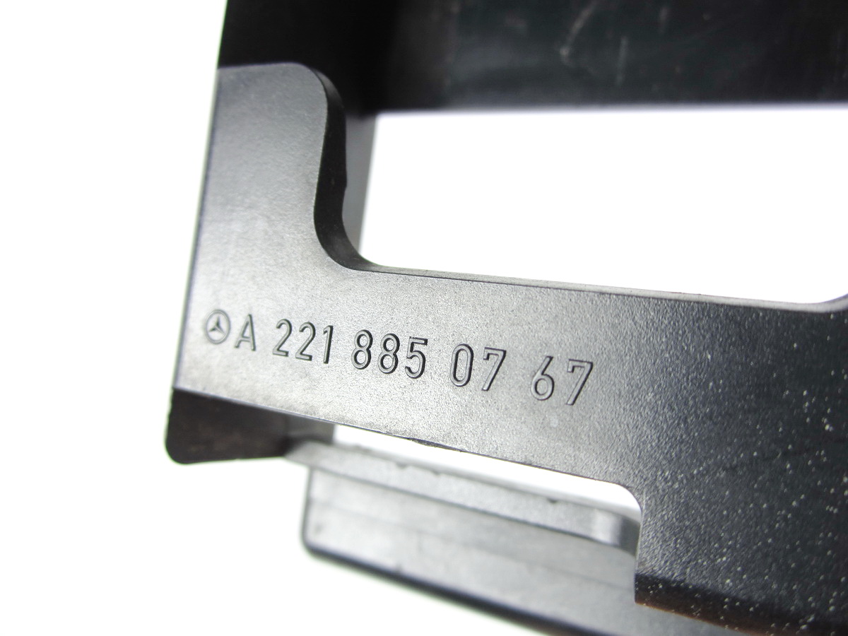 holder bracket radaru front wew L Mercedes W221