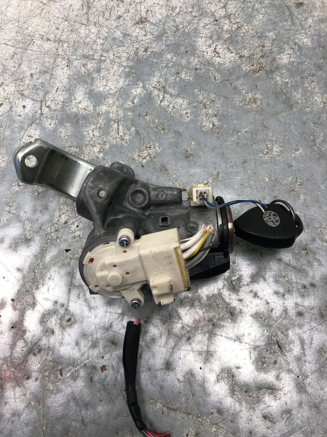 ignition + key TOYOTA AURIS and 45020-0204