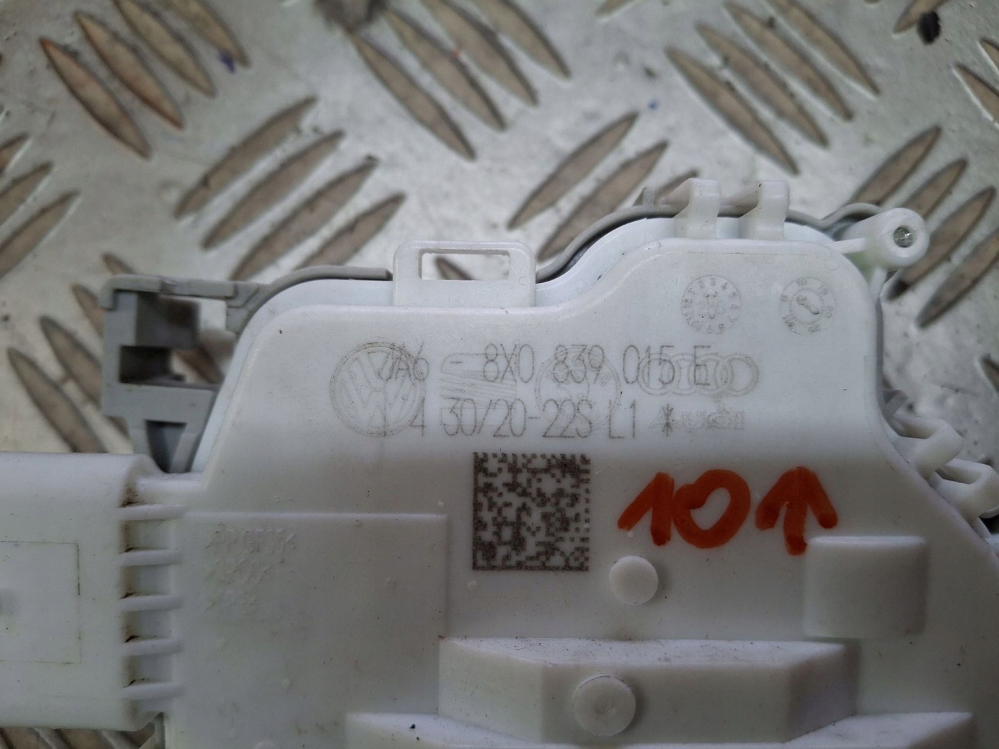 lock door left rear part AUDI A1 A4 8X0839015E