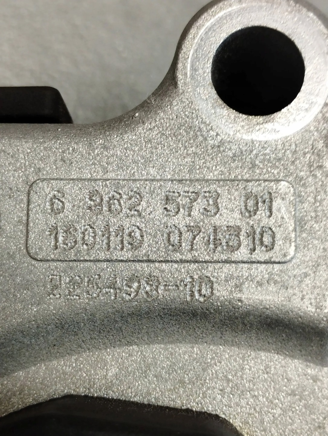 BMW 7 G11 750i gearbox mounting 6862573