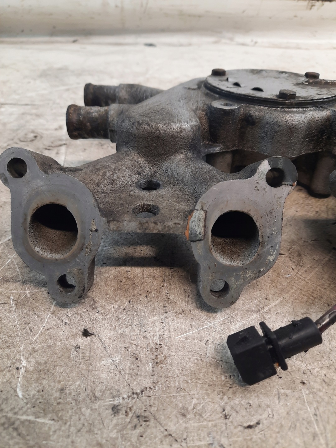 VOLKSWAGEN POLO II 1.0B 86C 2F intake manifold