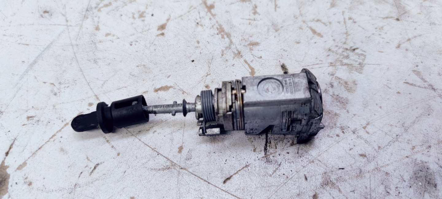 lock cylinder door right front AUDI Q5 8R2837168B