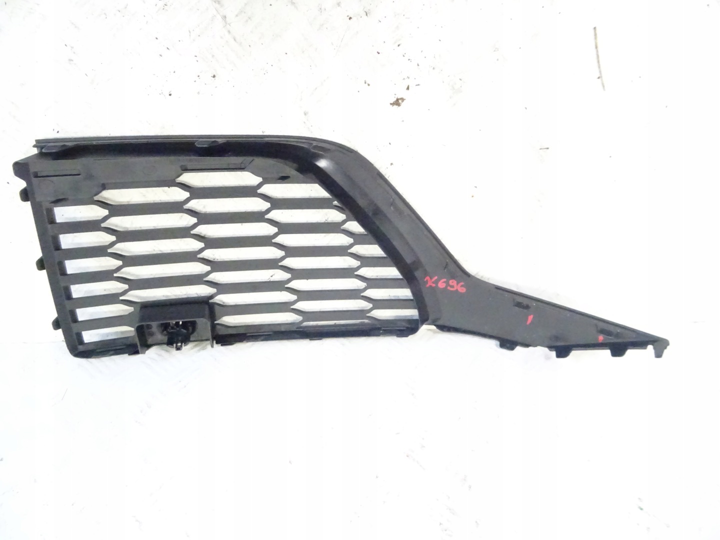 grid of a bumper front front left AUDI Q7 4M LIFT 4M0807681