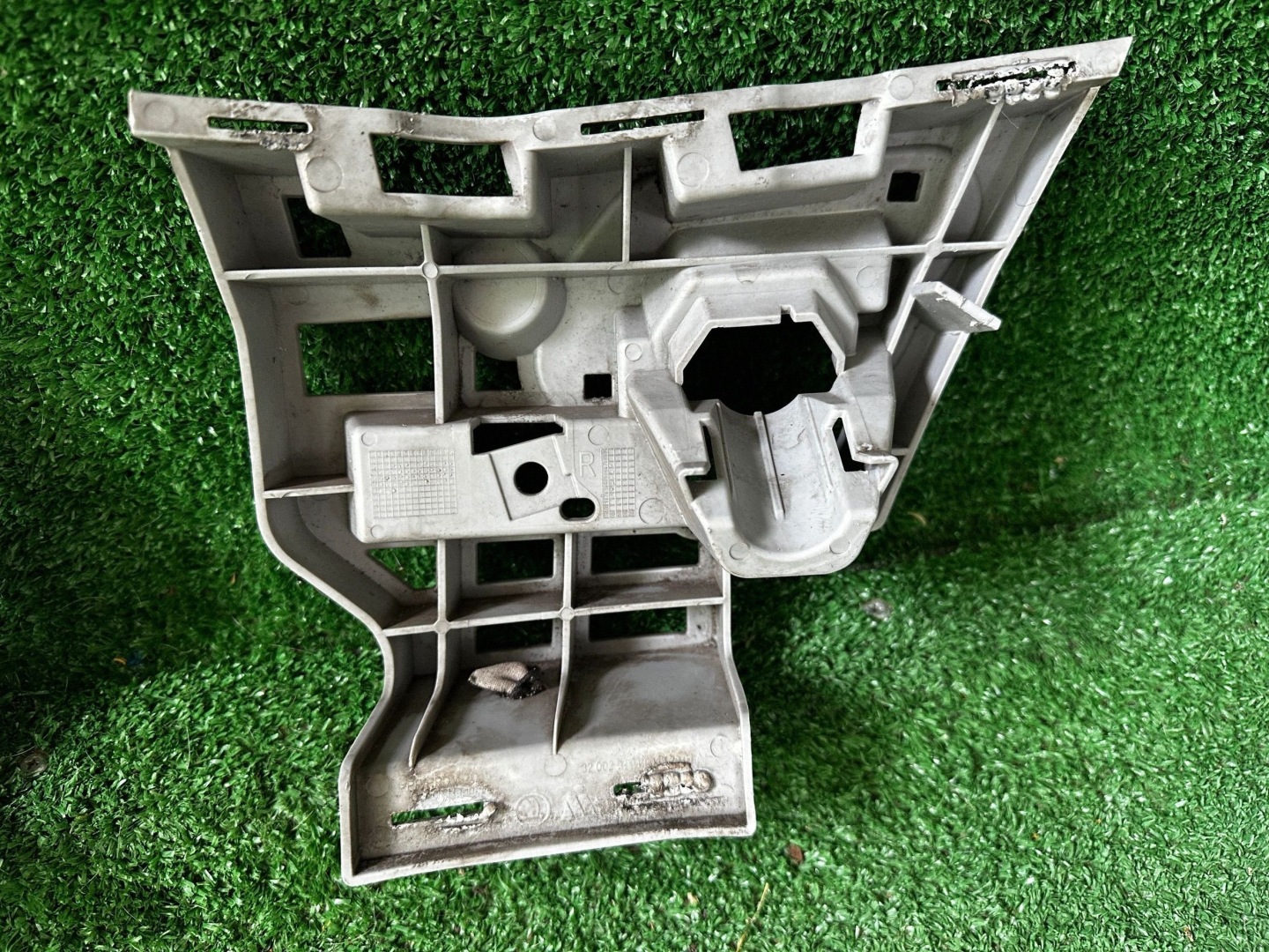 Skoda Octavia 20- halter der stoßstange rechts 5E0807056 links 5E0807055