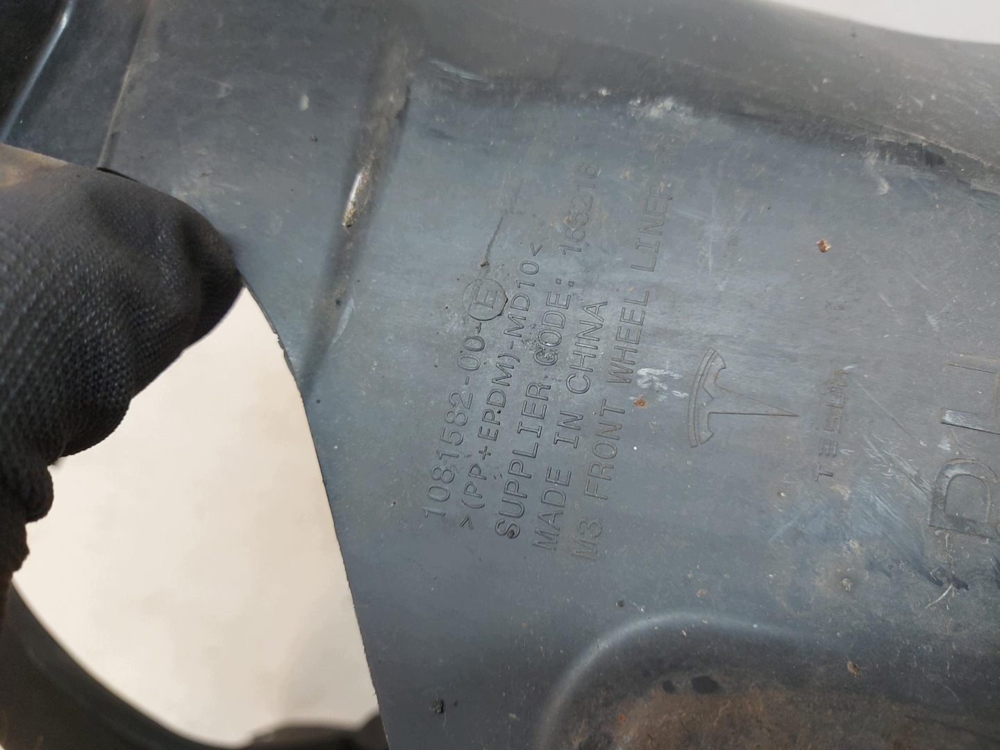 TESLA MODEL 3 2022r mudguard front right 1081582-00-E