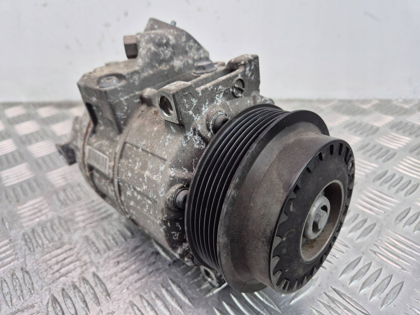 Mercedes E200 CGI W212 compressor; compressor of the air conditioning A0022304511 M271