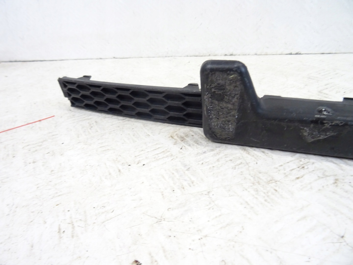 grid of a bumper front front HYUNDAI SANTA FE 86562-2W000