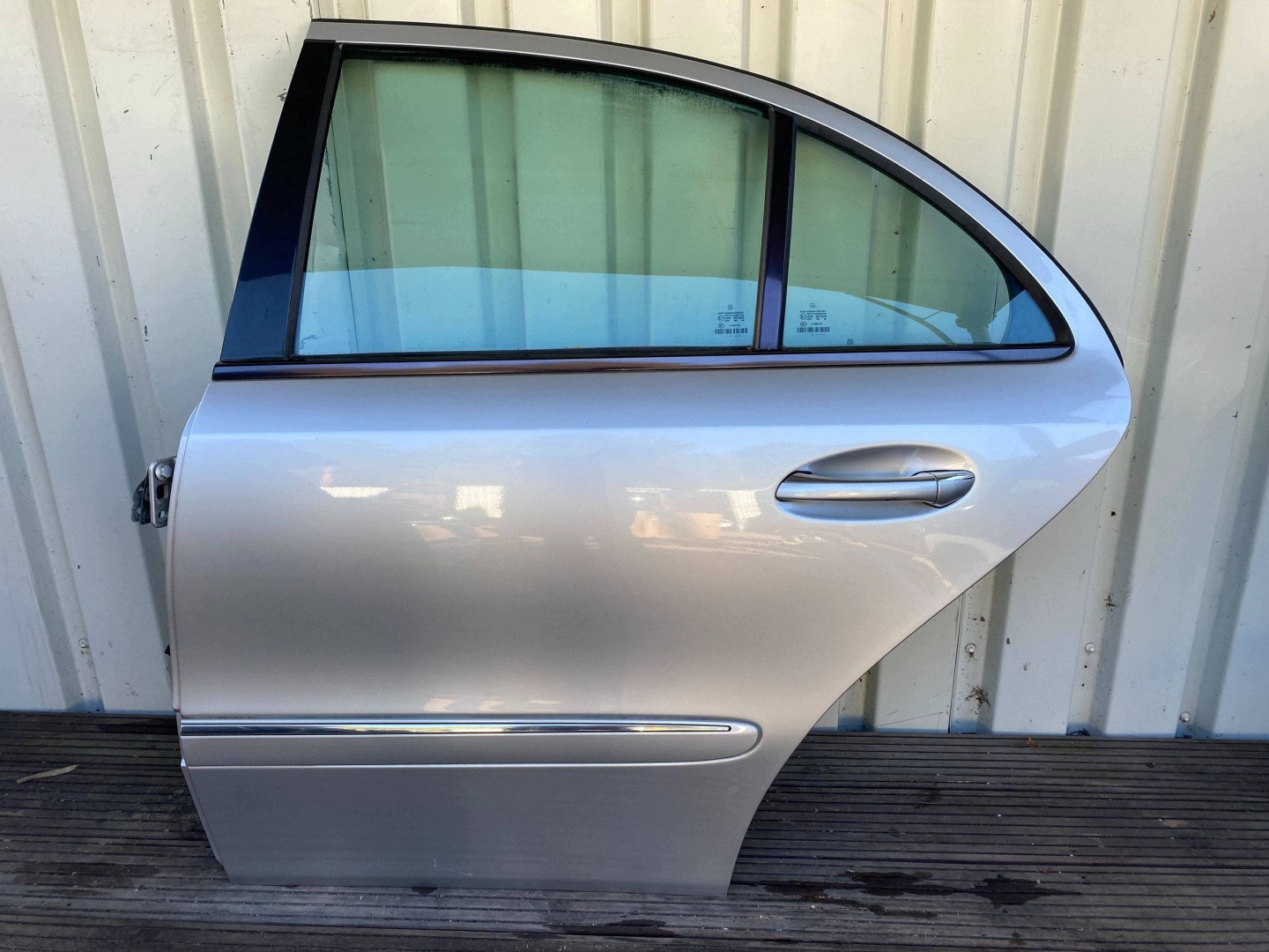 MERCEDES E W211 sedan complete door left rear part rear. silver