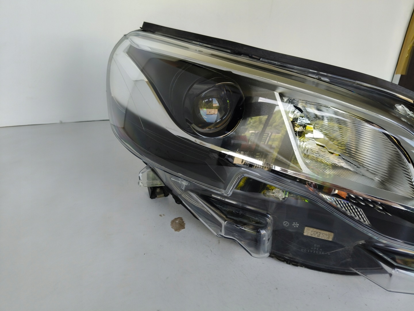 light right REFLEKTOR PEUGEOT EXPERT TRAVELLER 16- XENON