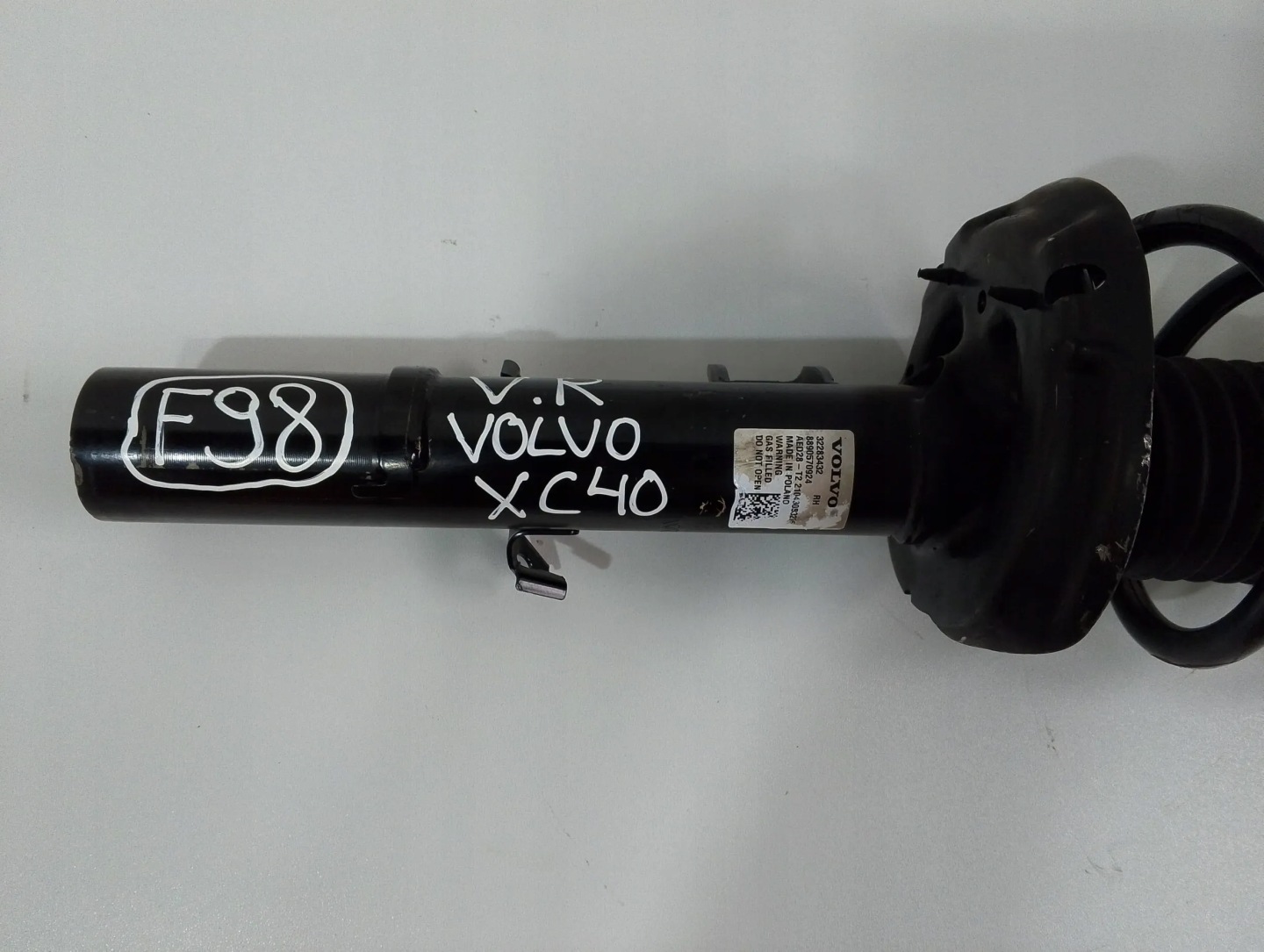 Volvo XC40 amortizeri 32283432