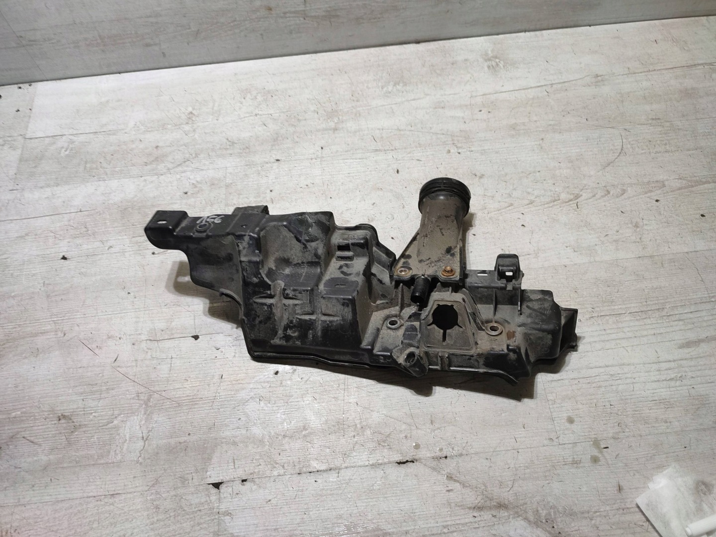 Mercedes-Benz GLA W156 2015 cover upper of the engine